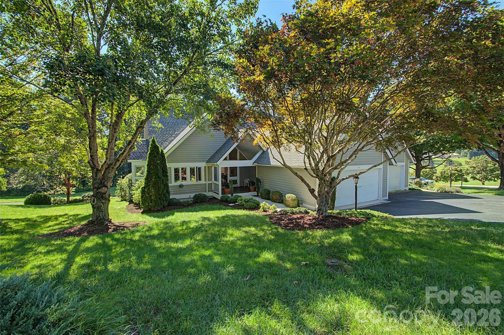 104 Overlook DR, Flat Rock, NC 28731