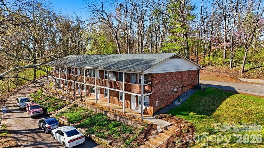 1075 7th AVE NW, Hickory, NC 28601