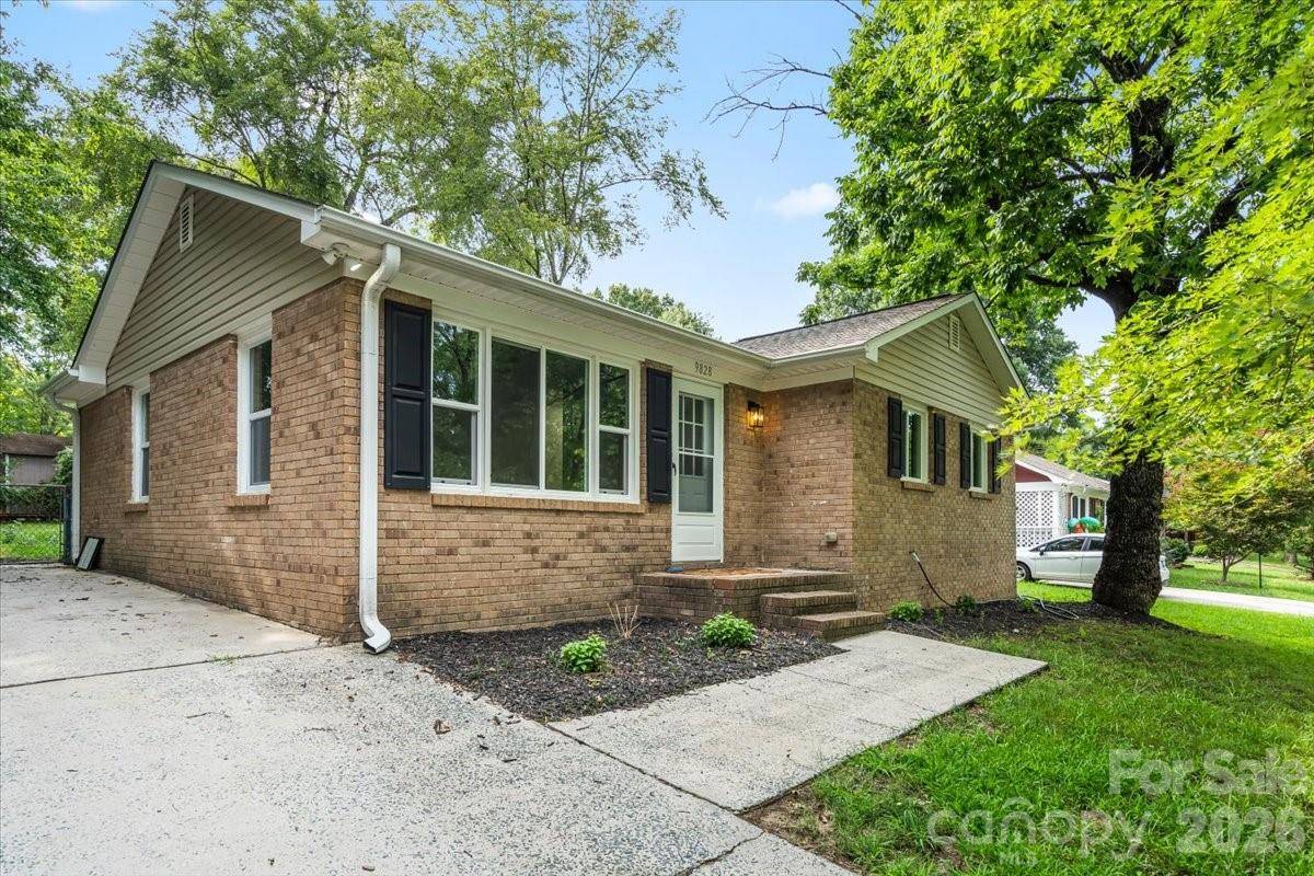 9828 Starwood DR, Charlotte, NC 28215