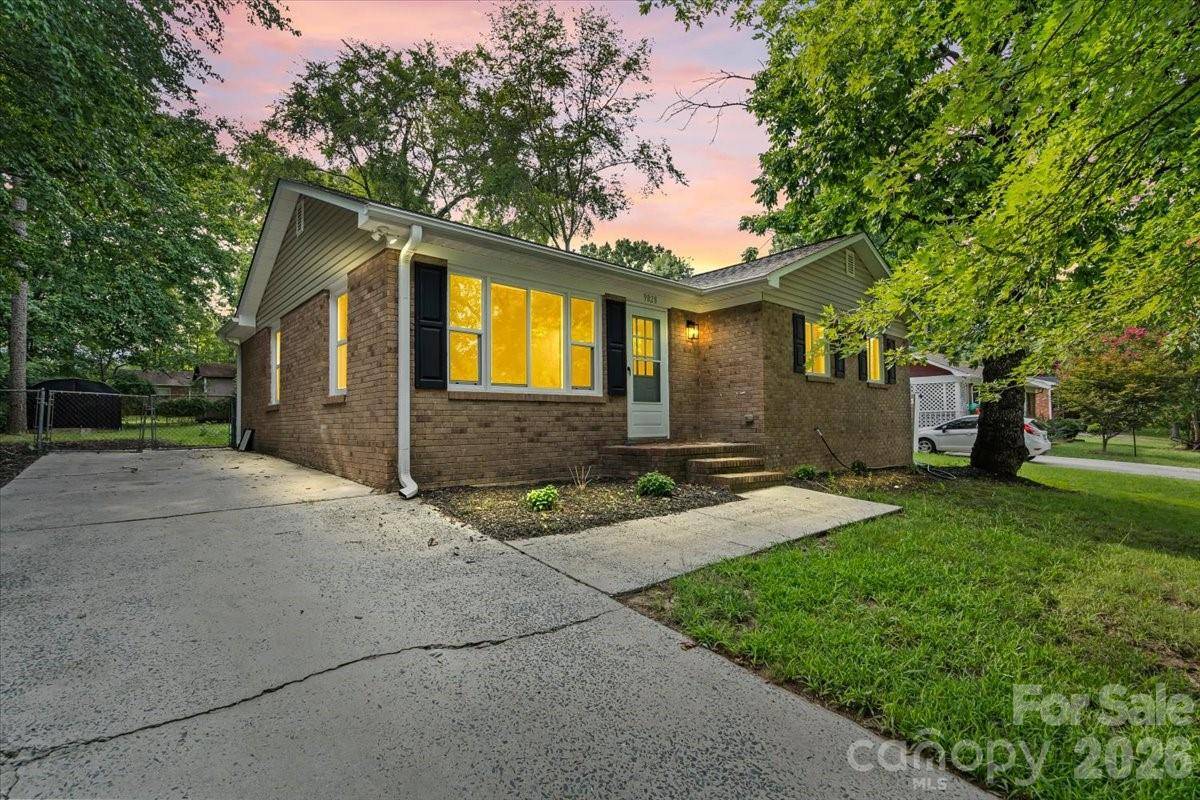 9828 Starwood DR, Charlotte, NC 28215
