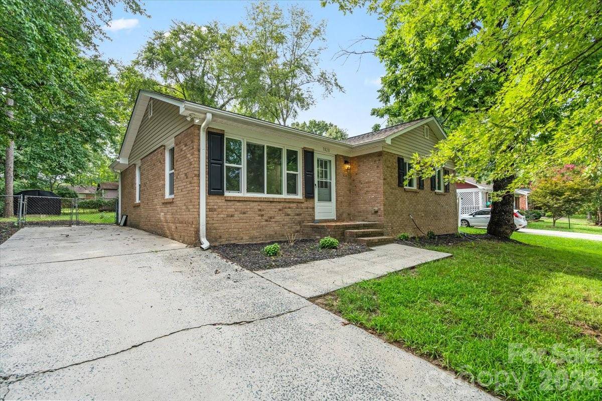 9828 Starwood DR, Charlotte, NC 28215