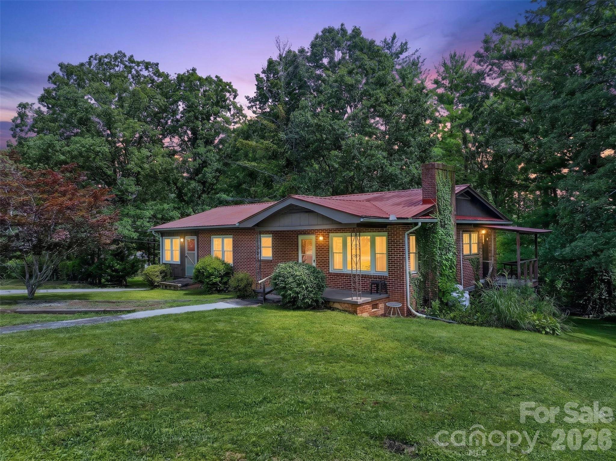 2 White Oak RD, Arden, NC 28704