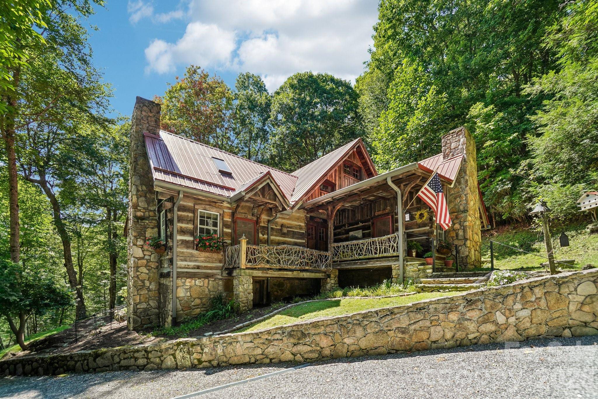 311 Wonderly LN, Mars Hill, NC 28754