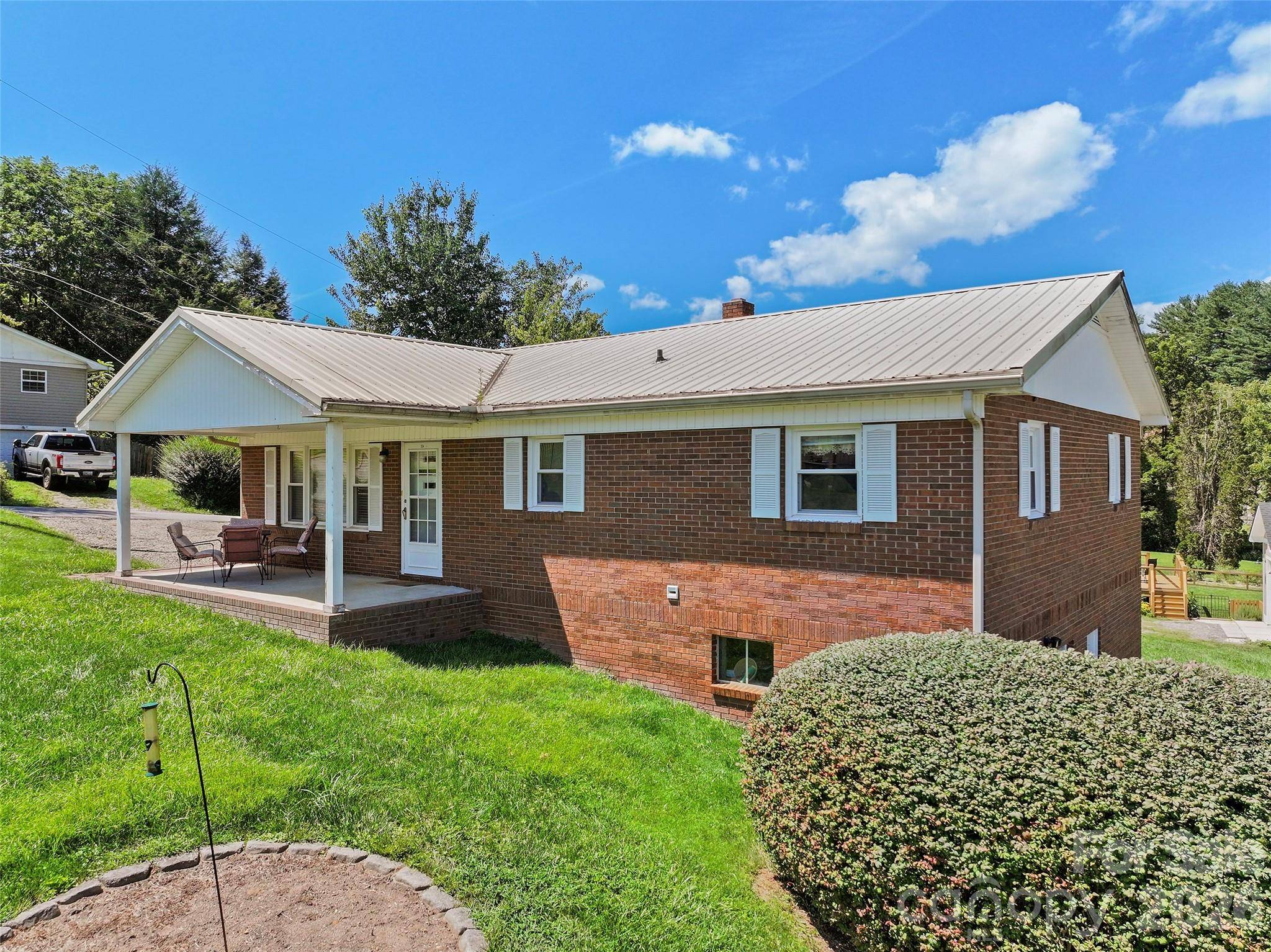 354 Oakdale RD, Waynesville, NC 28786