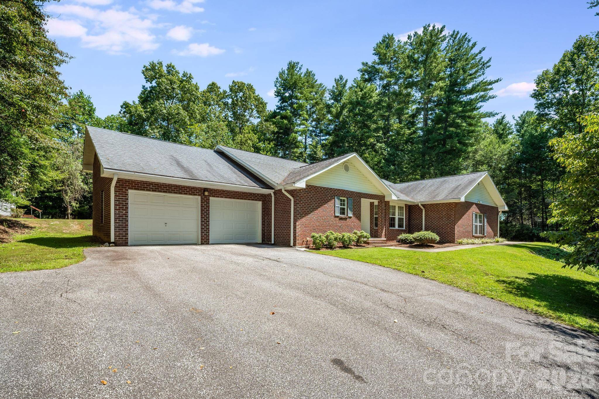 225 Arbor LN, Hendersonville, NC 28791
