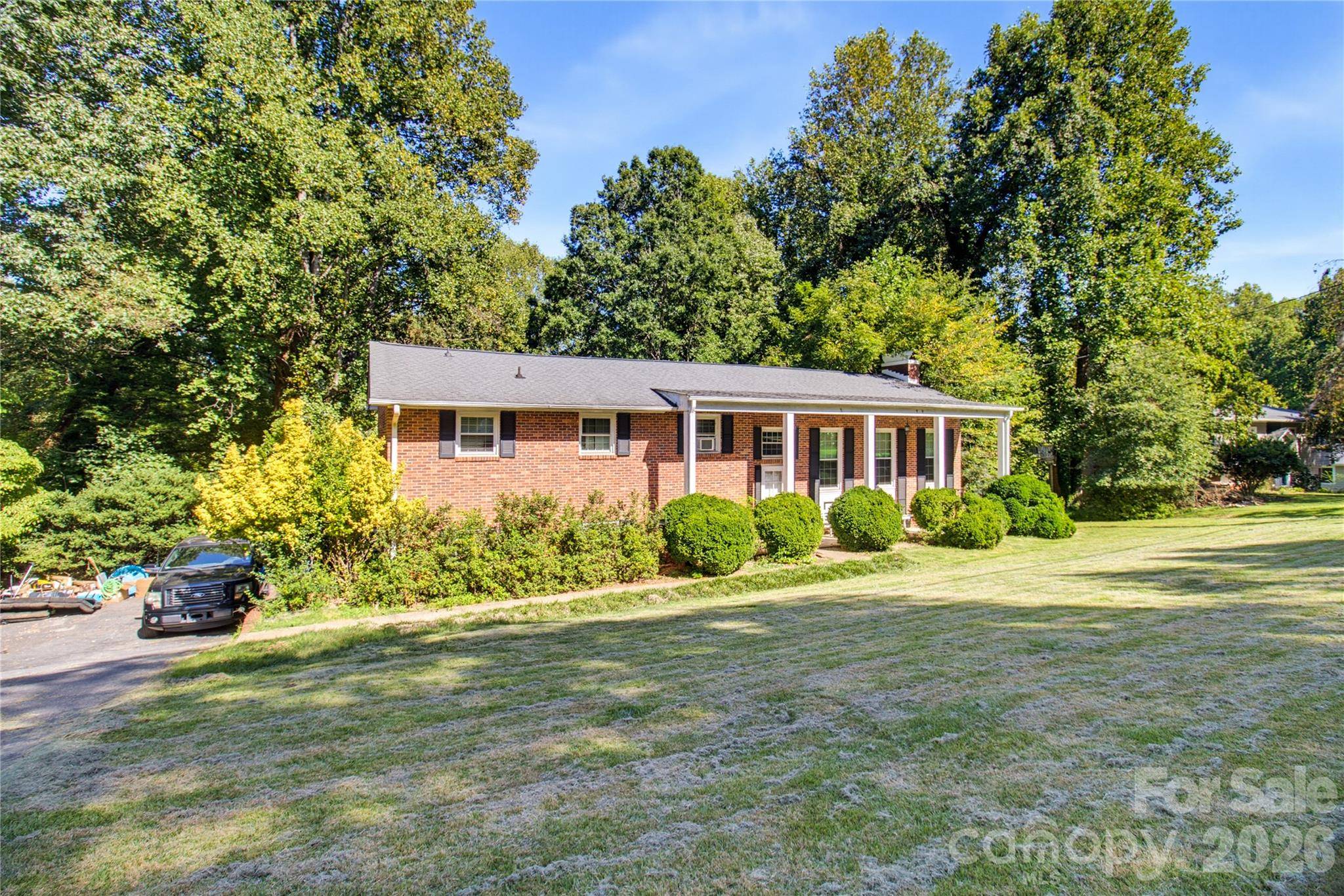 5675 Sweetbriar RD, Pfafftown, NC 27040