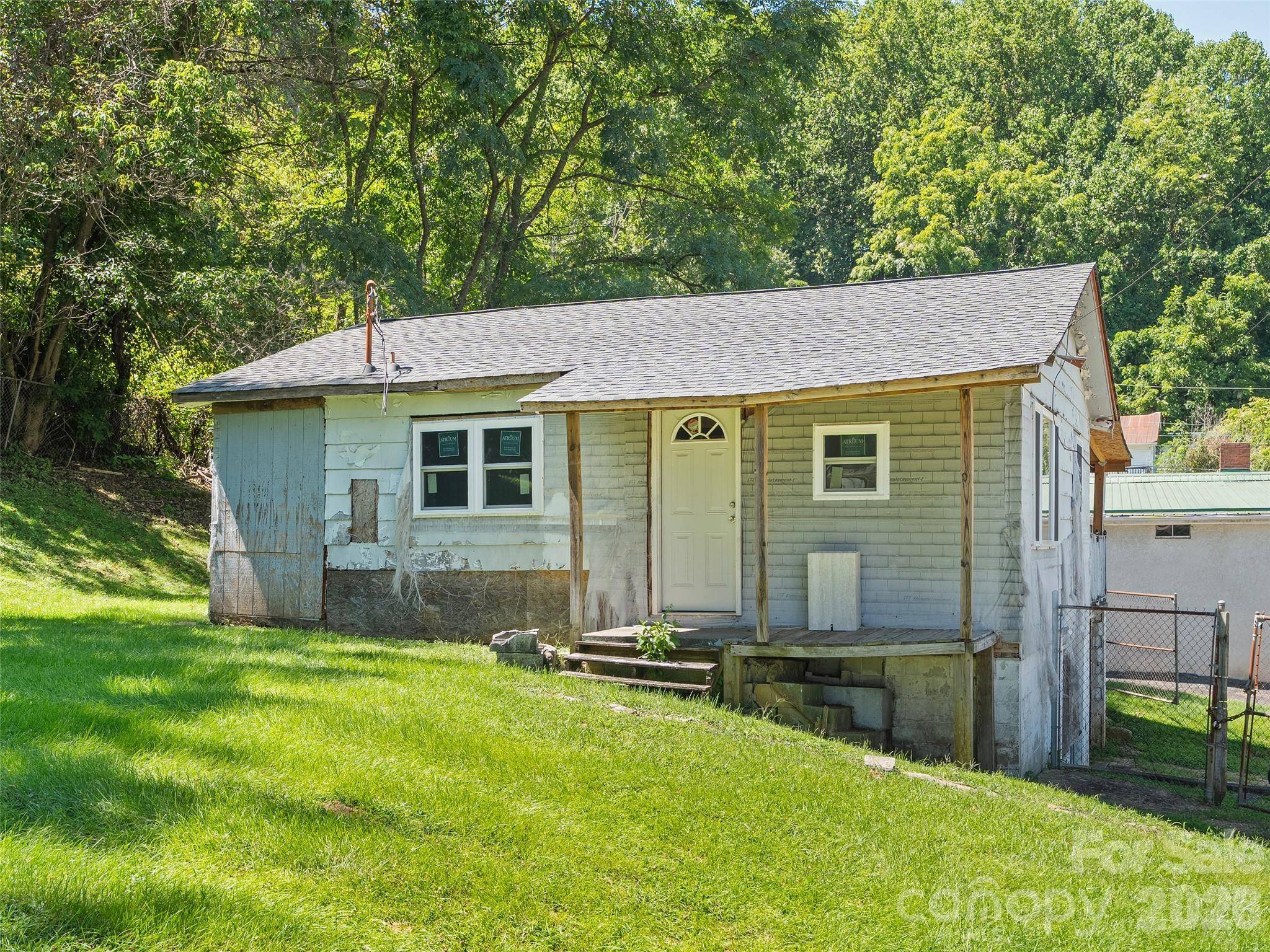 24 Vine ST, Canton, NC 28716