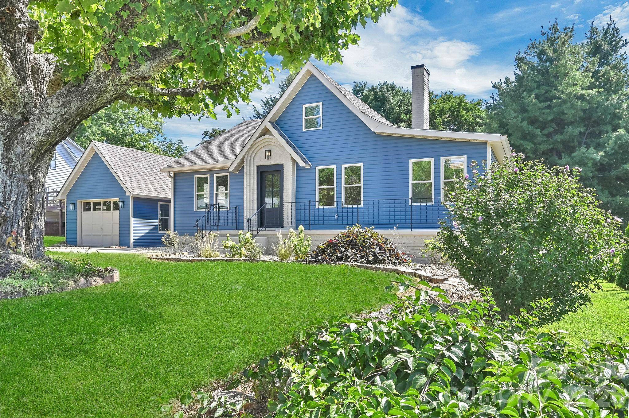 34 Long View DR, Burnsville, NC 28714