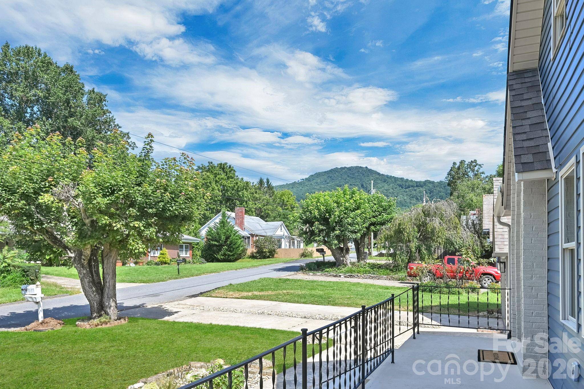 34 Long View DR, Burnsville, NC 28714