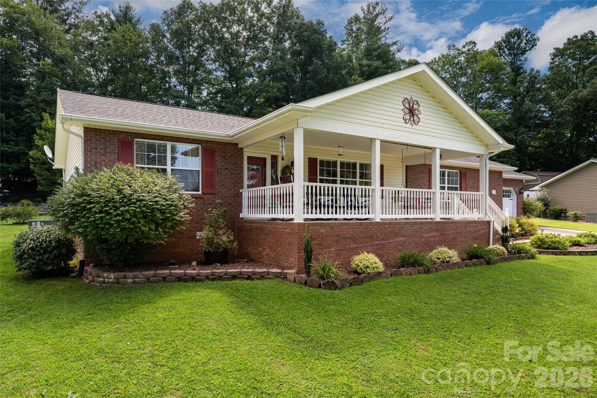 40 Meadow DR, Horse Shoe, NC 28742