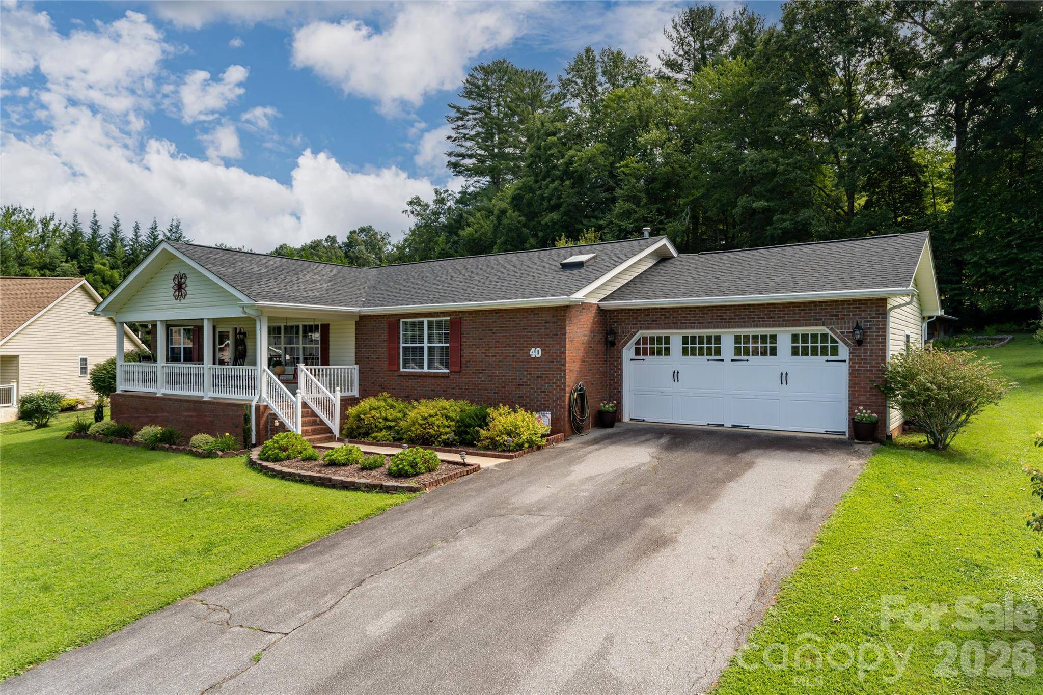 40 Meadow DR, Horse Shoe, NC 28742