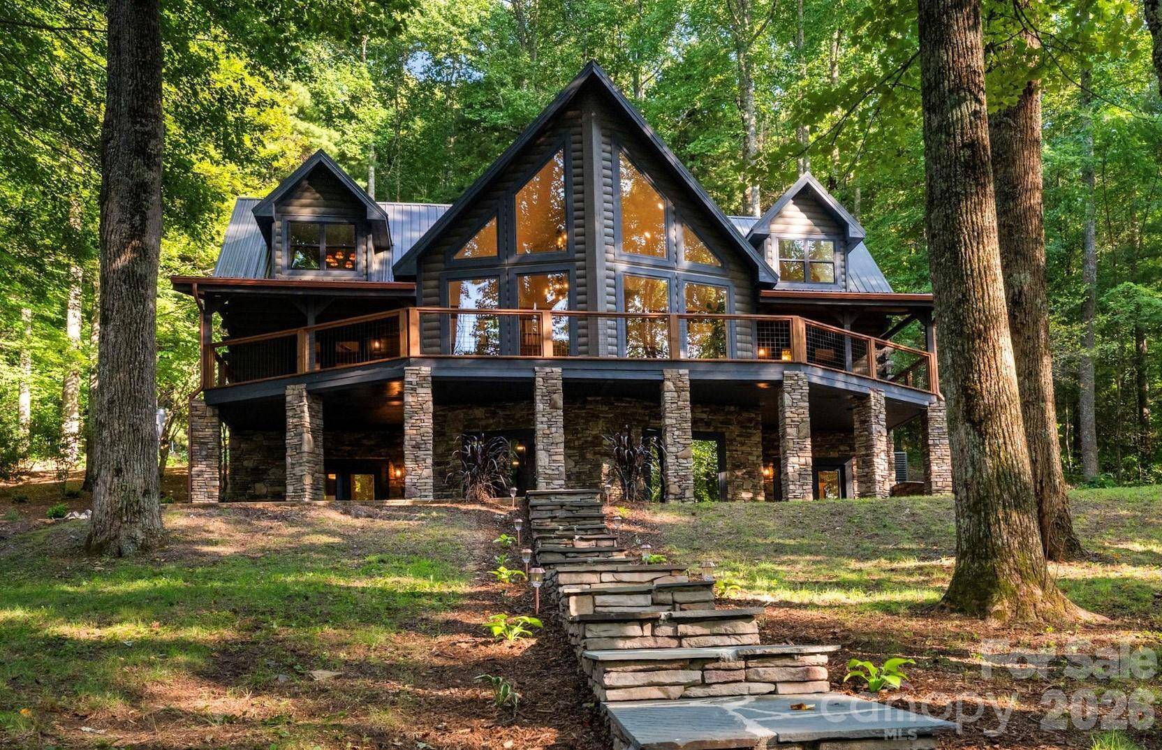 40 Boulder LN, Hendersonville, NC 28792
