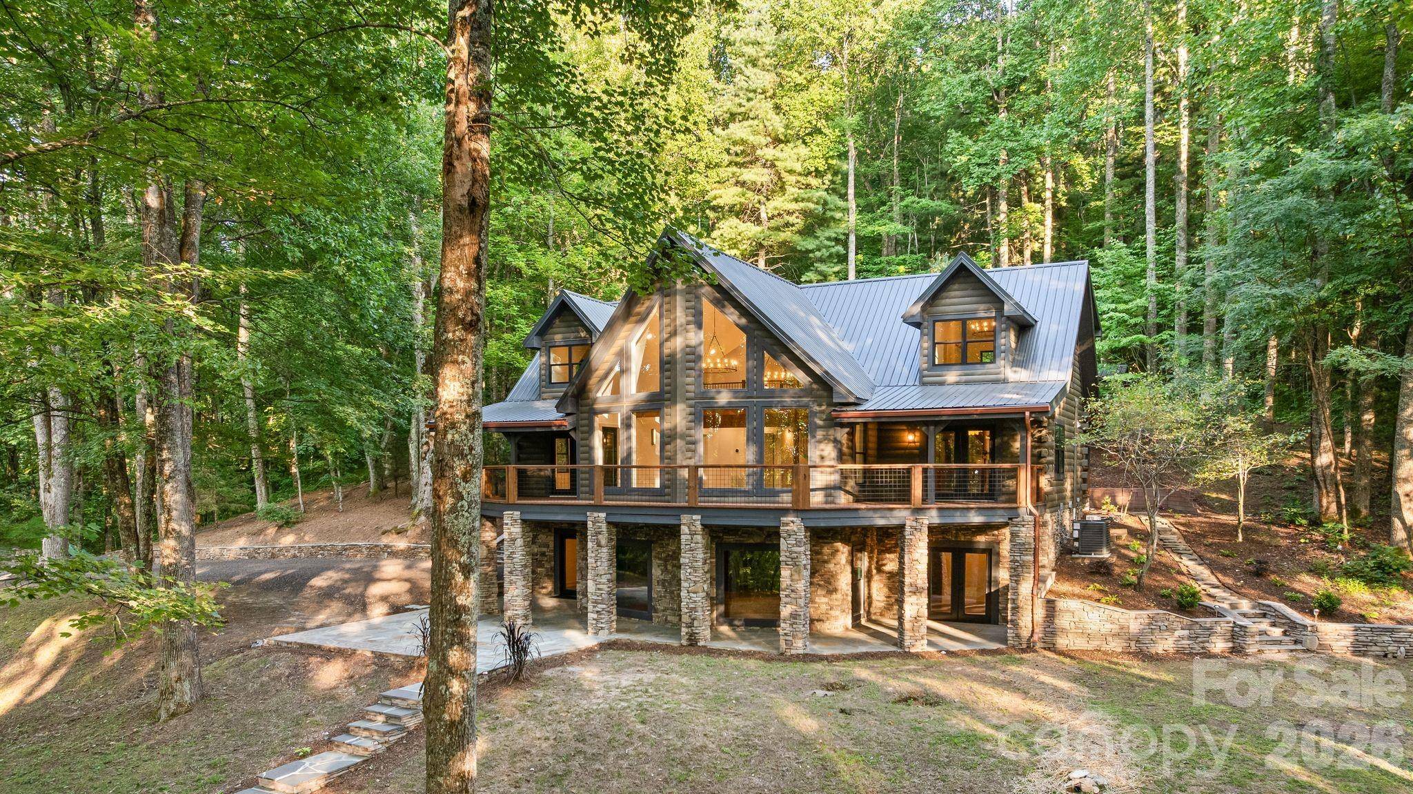 40 Boulder LN, Hendersonville, NC 28792