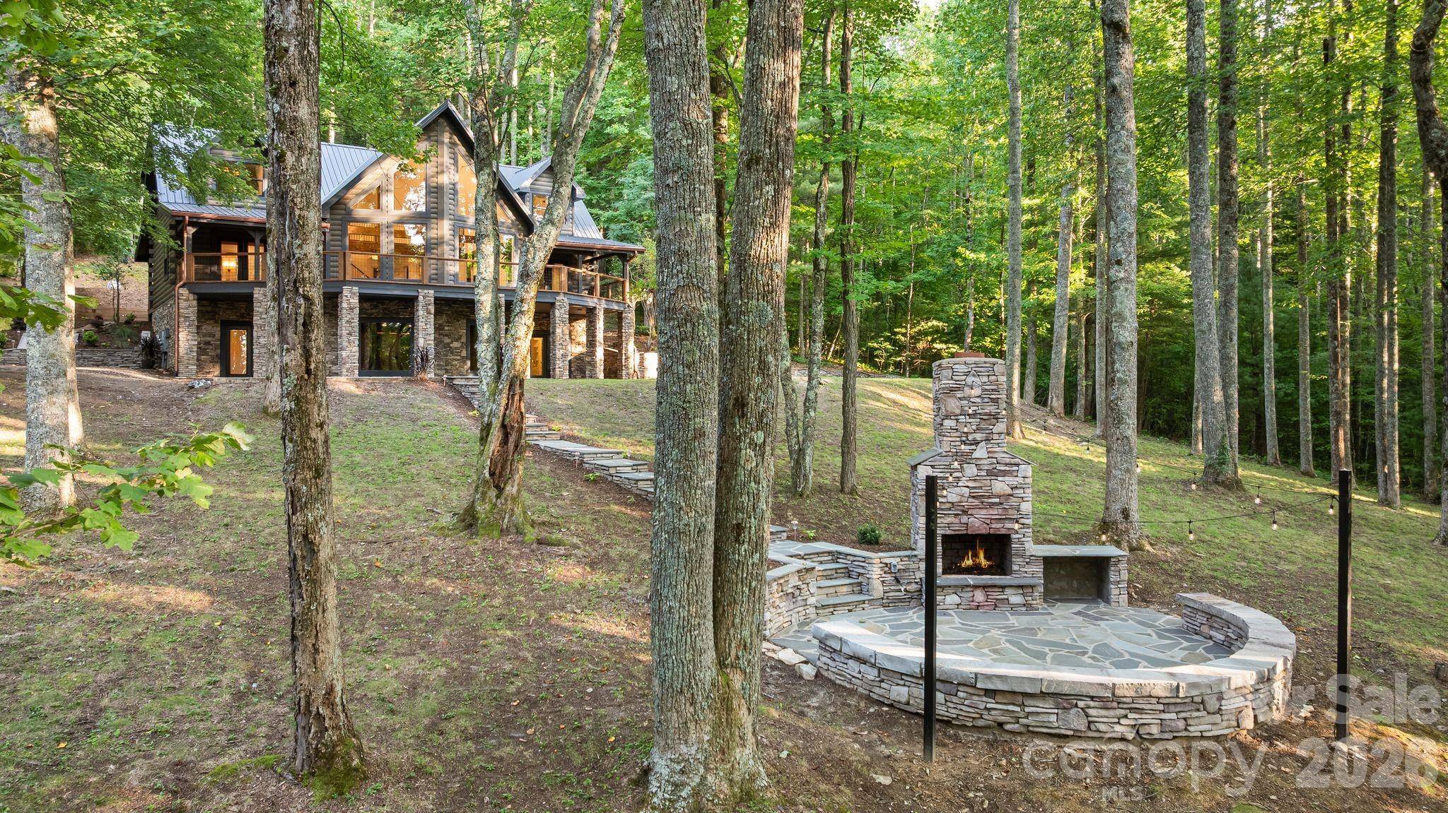 40 Boulder LN, Hendersonville, NC 28792
