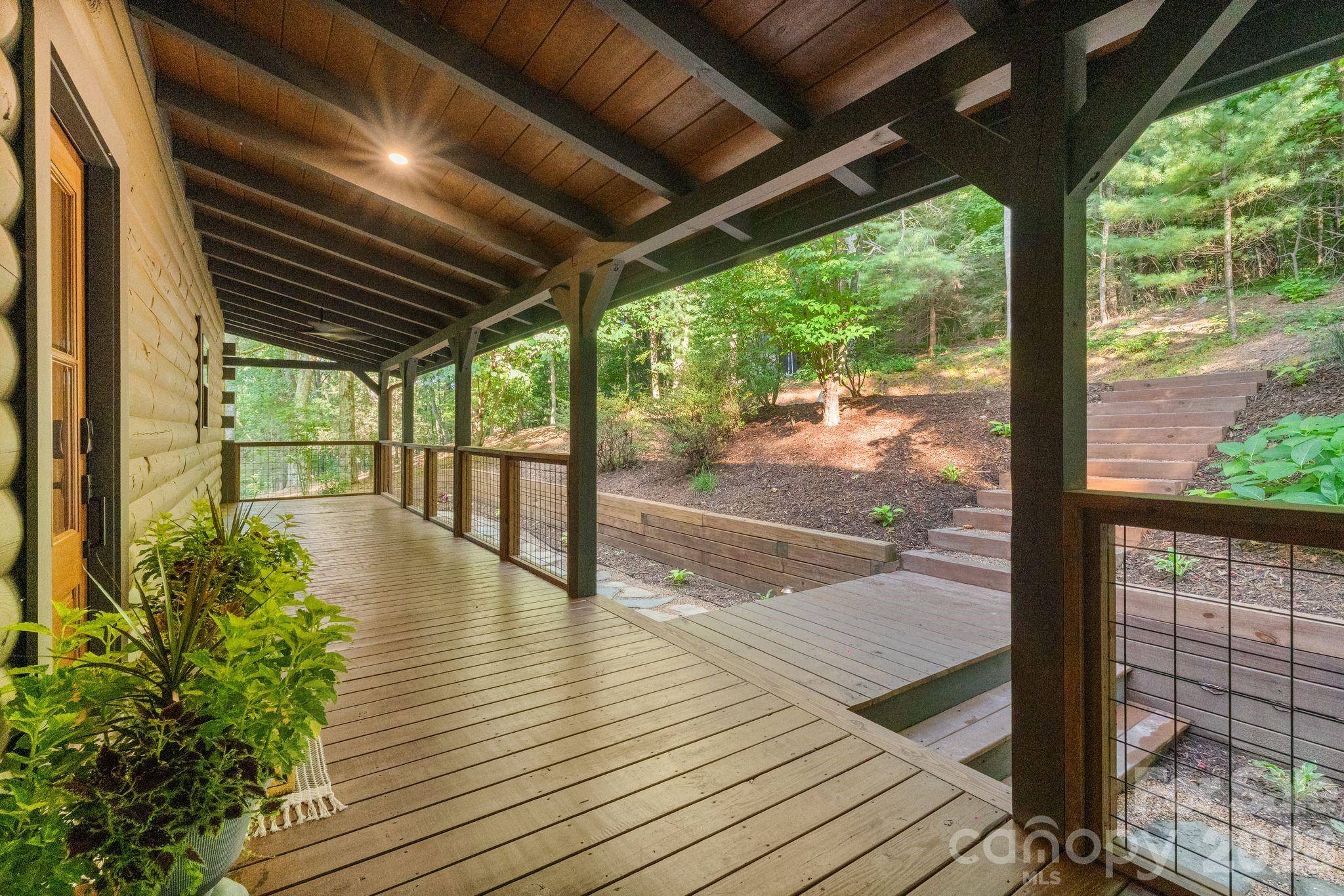 40 Boulder LN, Hendersonville, NC 28792