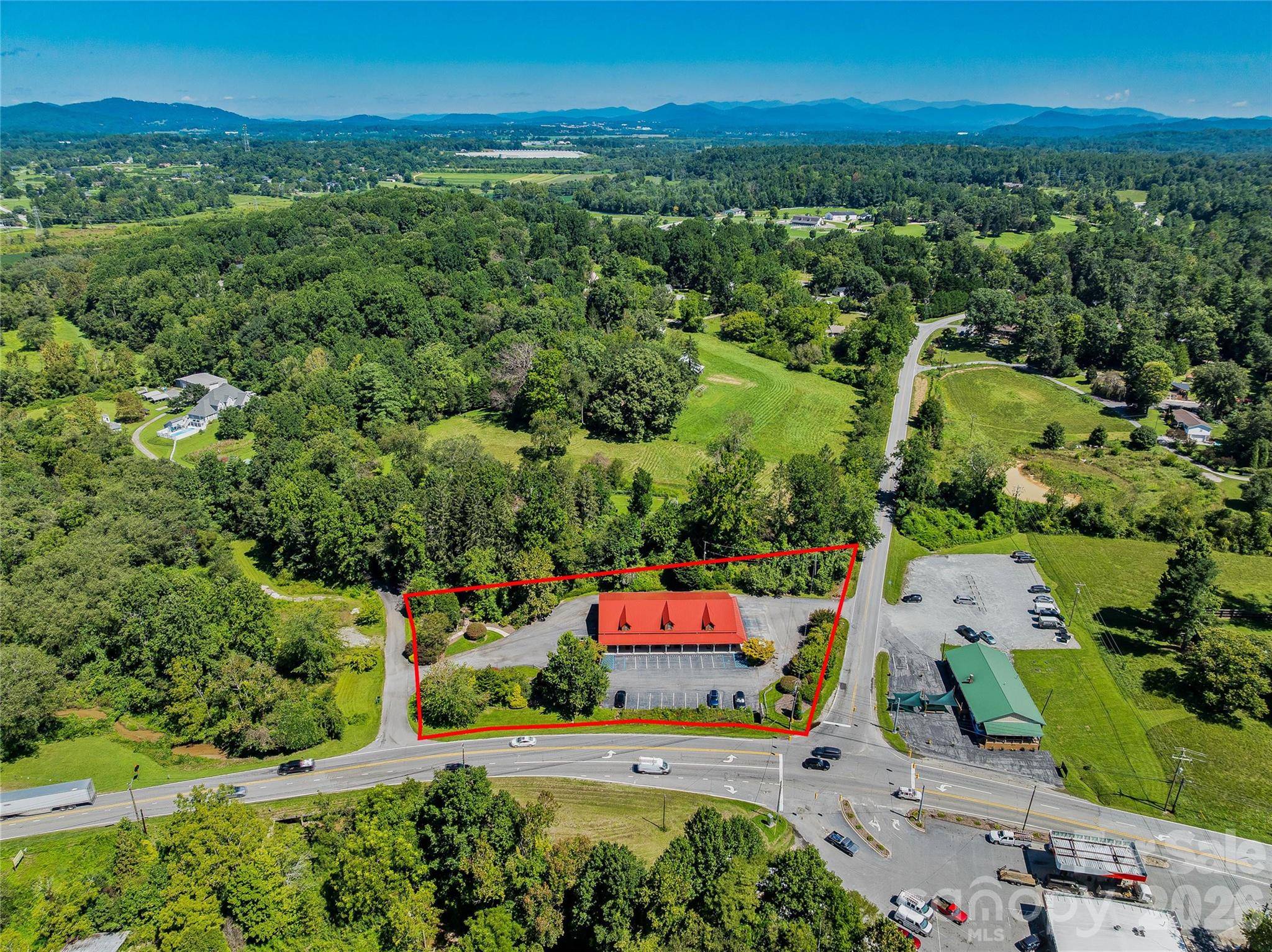271 Old Barn RD, Hendersonville, NC 28791