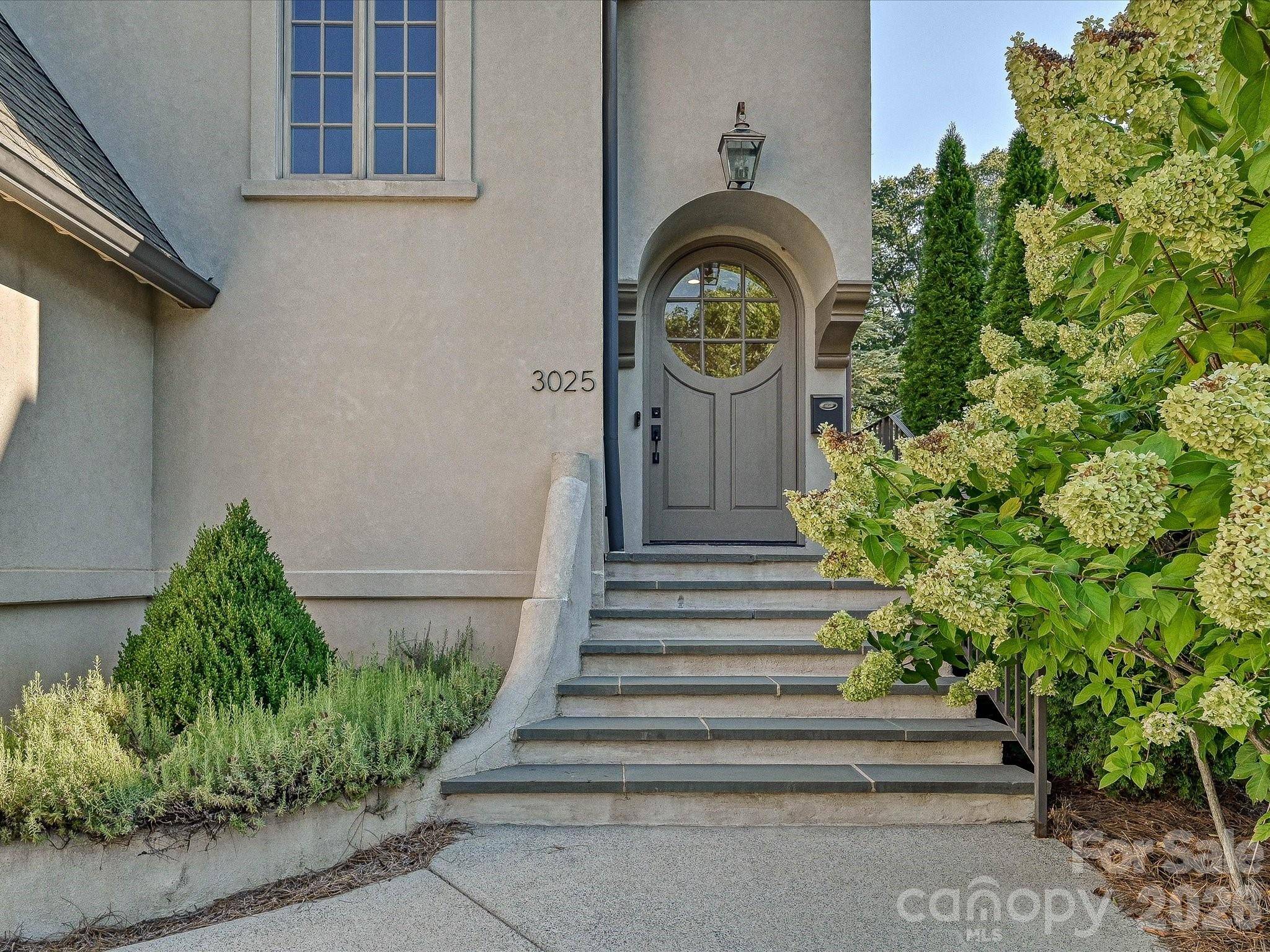 3025 Hanson DR, Charlotte, NC 28207