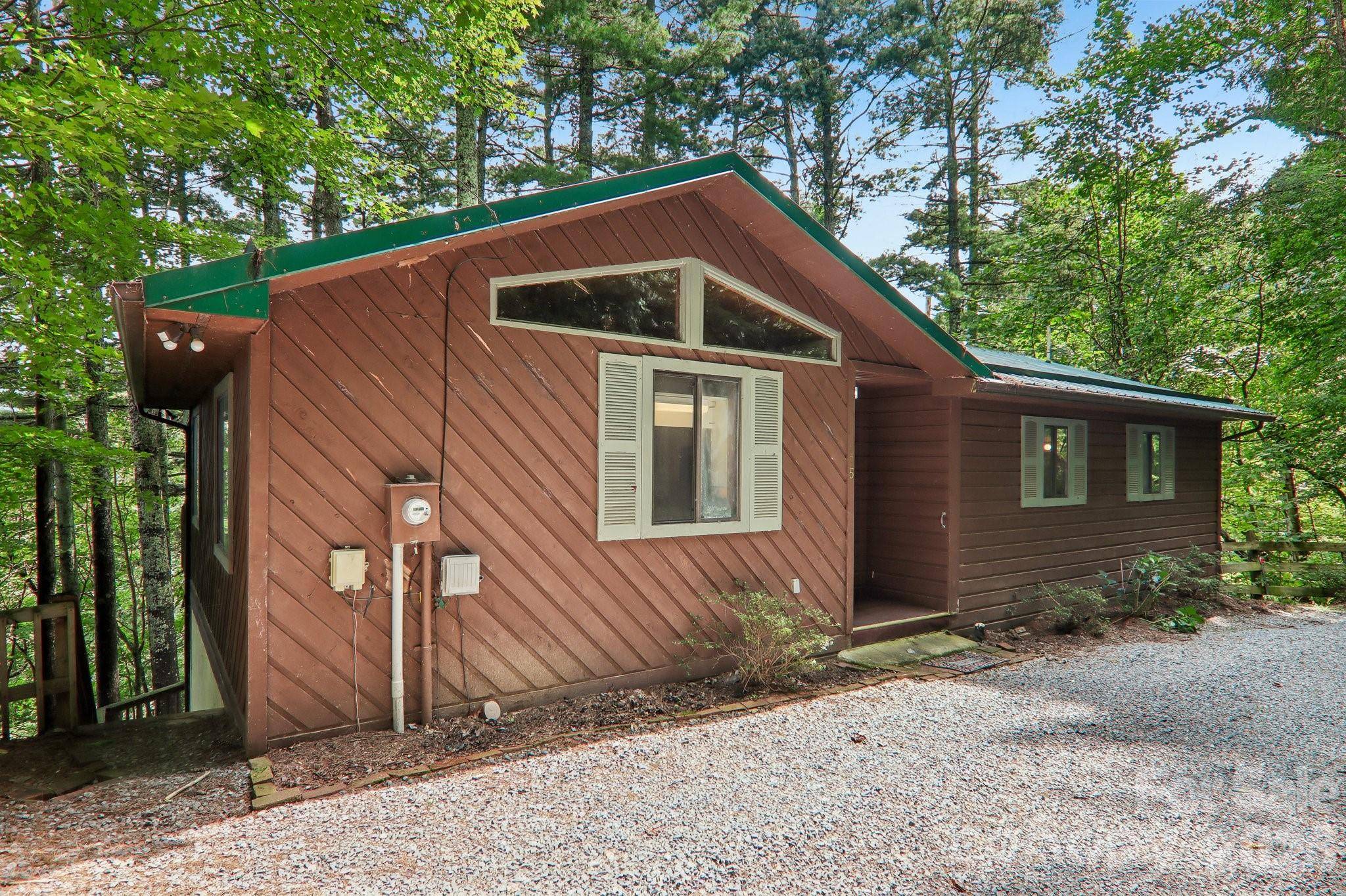 21 Wild Bird LN, Maggie Valley, NC 28751