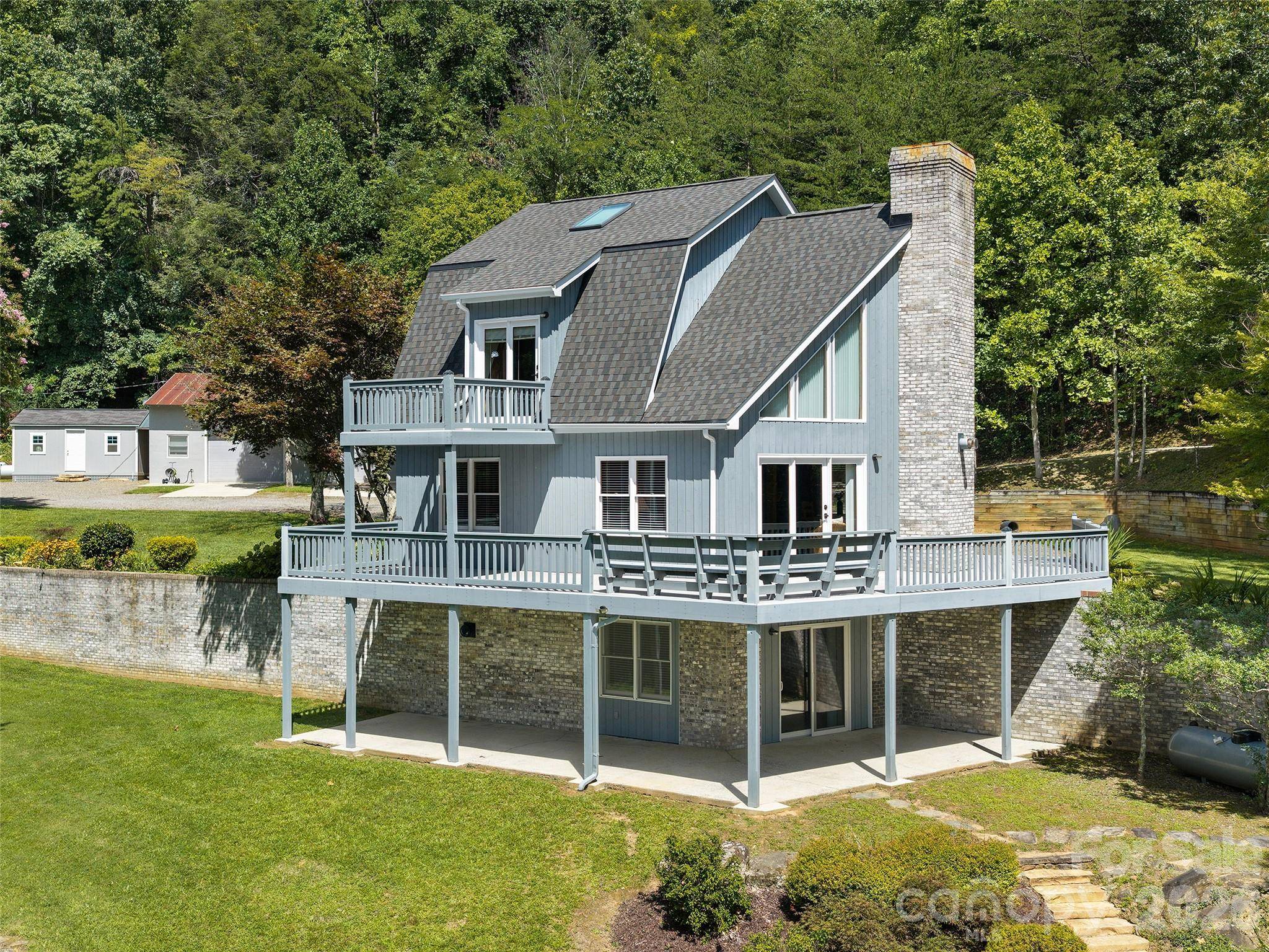 225 Long Branch RD, Swannanoa, NC 28778