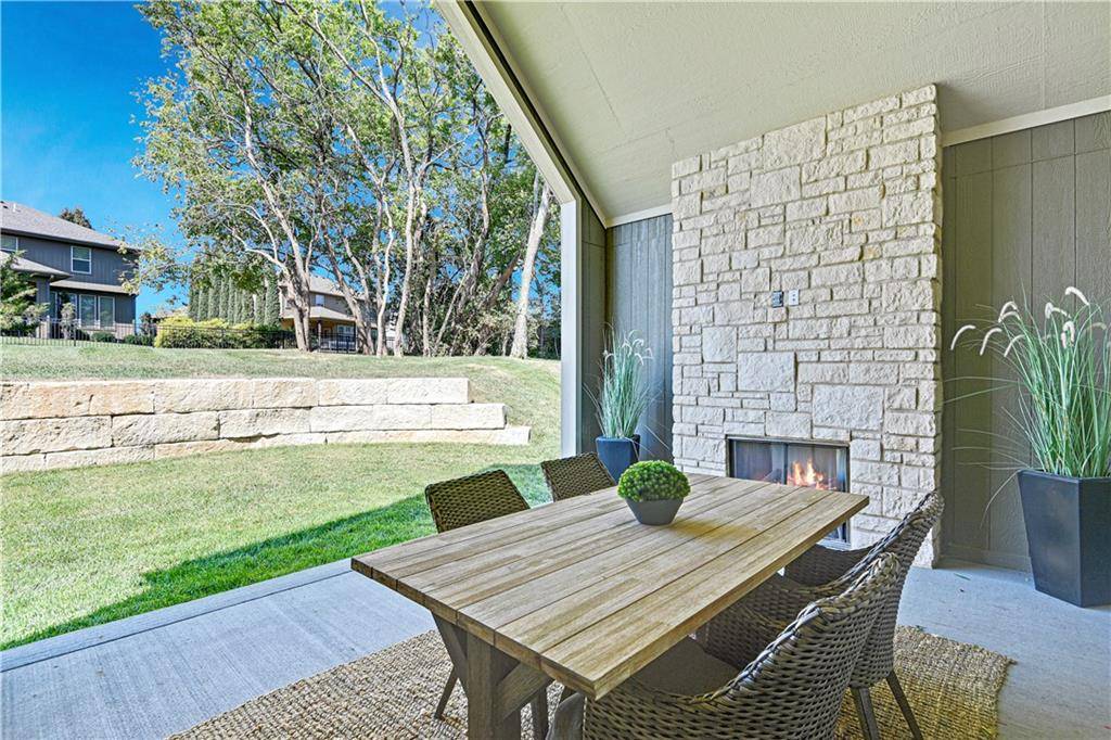 24964 W 98th PL, Lenexa, KS 66227