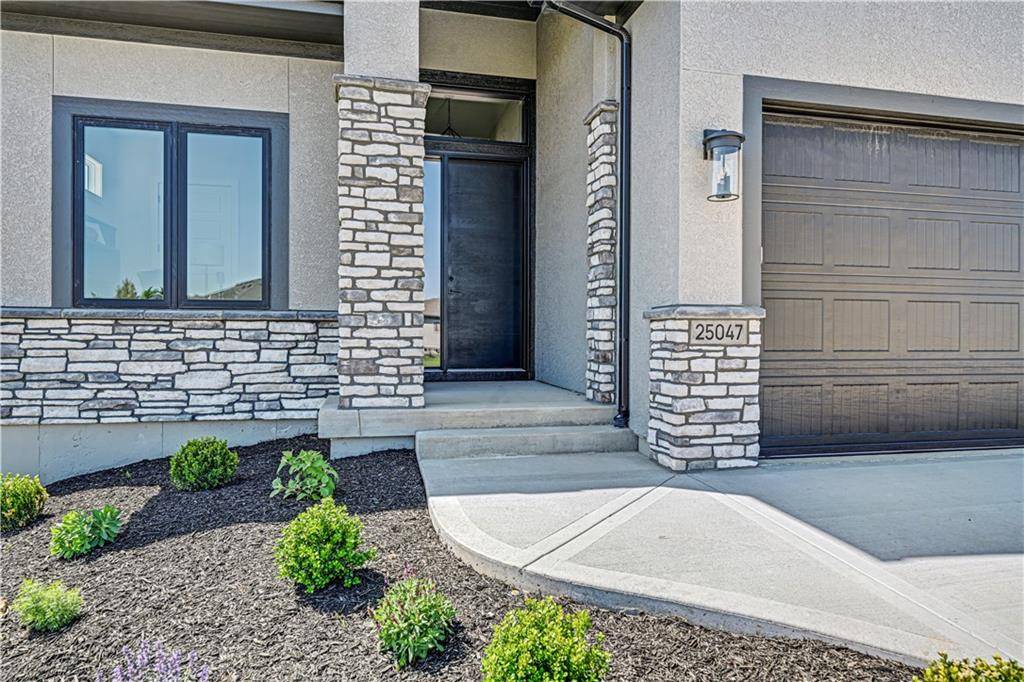 25047 W 98th PL, Lenexa, KS 66227