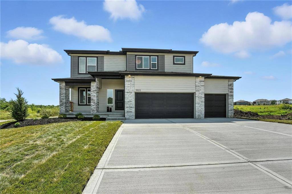 902 SW Bluebird LN, Oak Grove, MO 64075