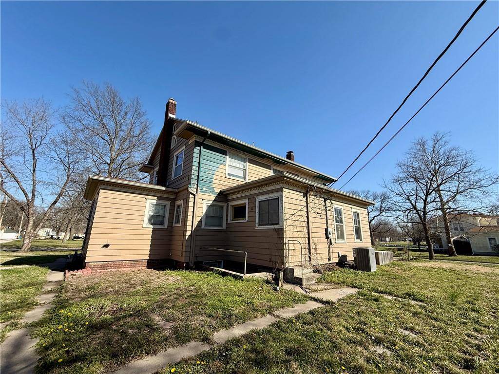 416 S 6th ST, Burlington, KS 66839