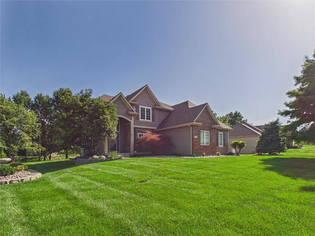 901 SW Drake DR, Lee's Summit, MO 64082