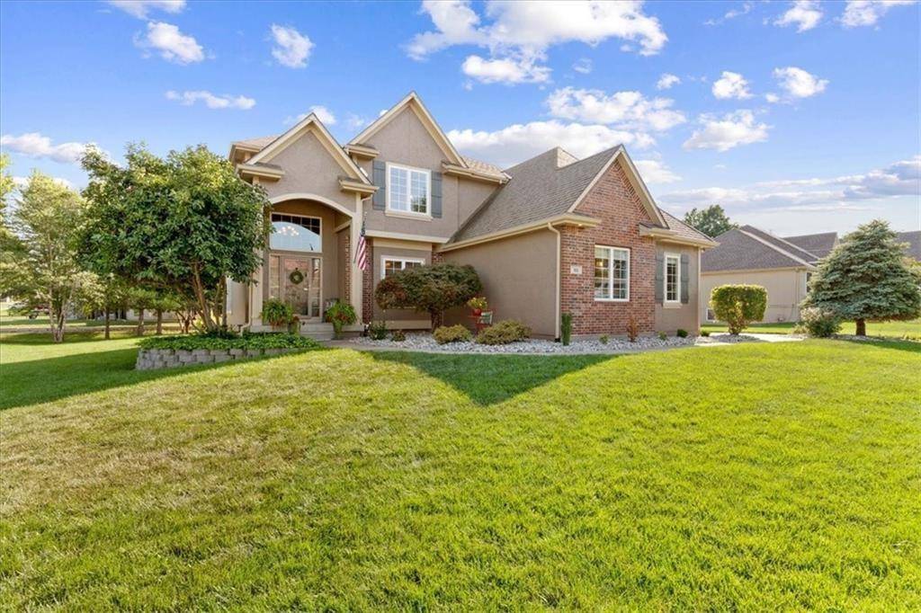 901 SW Drake DR, Lee's Summit, MO 64082