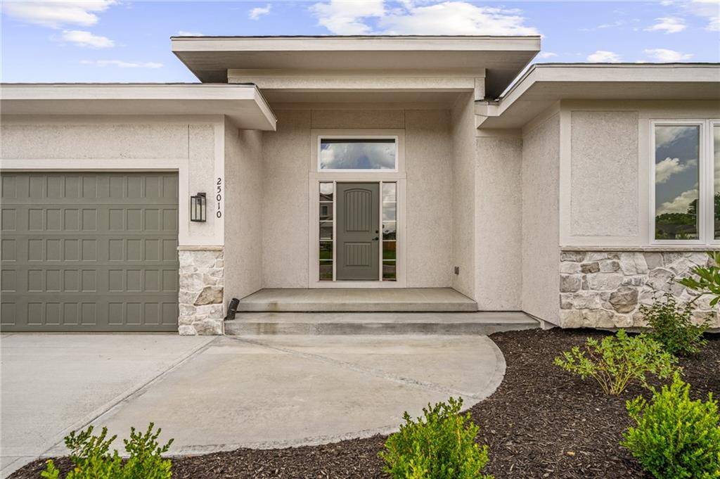 25010 W 89th TER, Lenexa, KS 66227