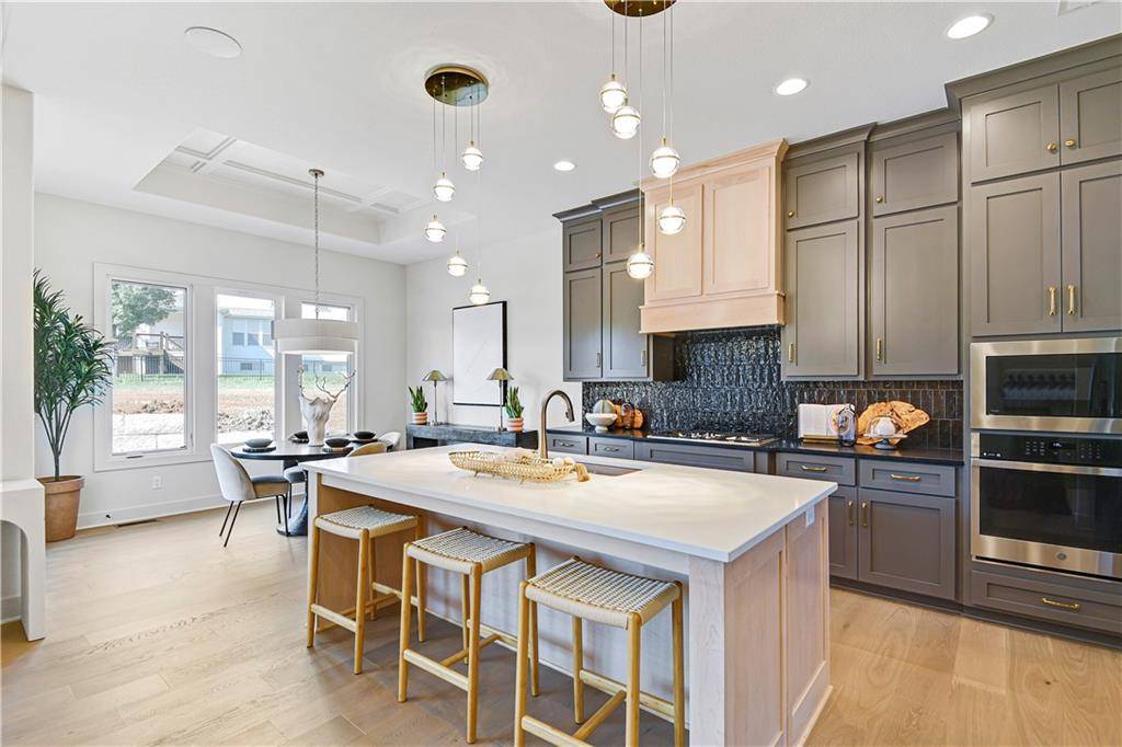 22121 W 93rd TER, Lenexa, KS 66220