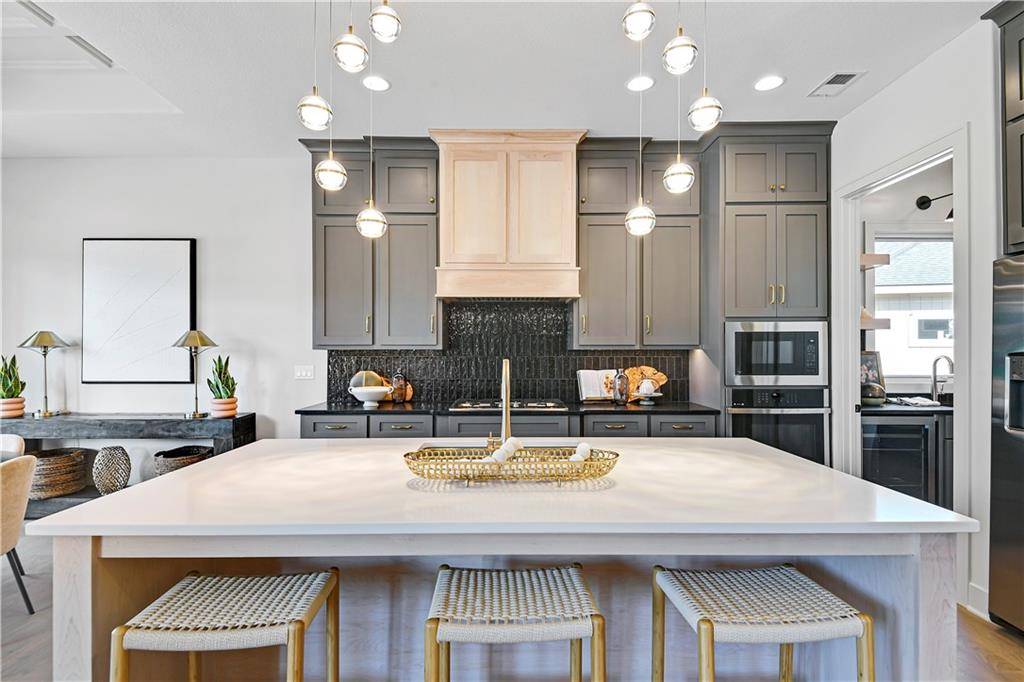 22121 W 93rd TER, Lenexa, KS 66220