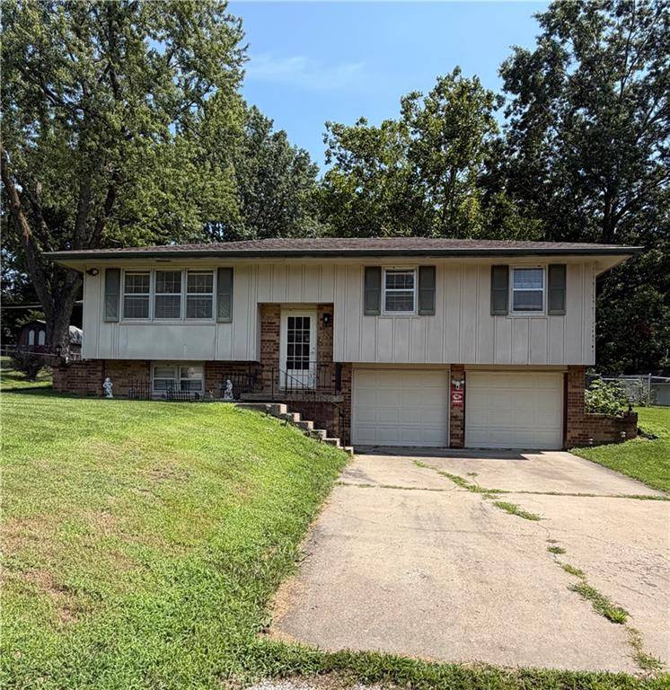 2607 NW Powderhorn DR, Kansas City, MO 64154