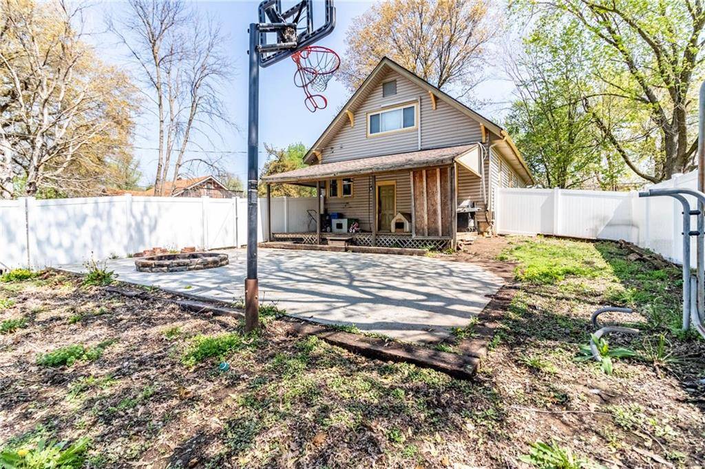 401 E Jackson ST, Windsor, MO 65360