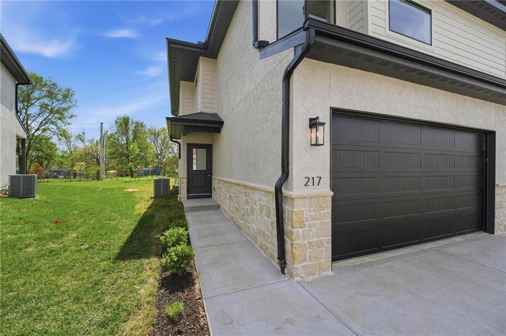 229 NW Orchard CT, Lee's Summit, MO 64063