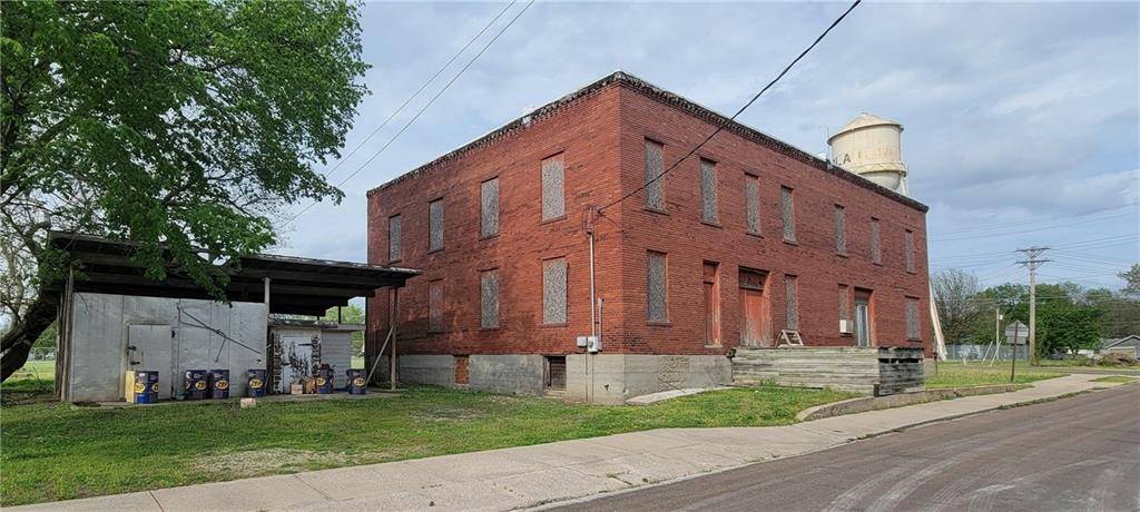 512 E Monroe ST, Iola, KS 66749