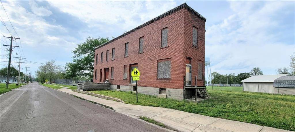 512 E Monroe ST, Iola, KS 66749
