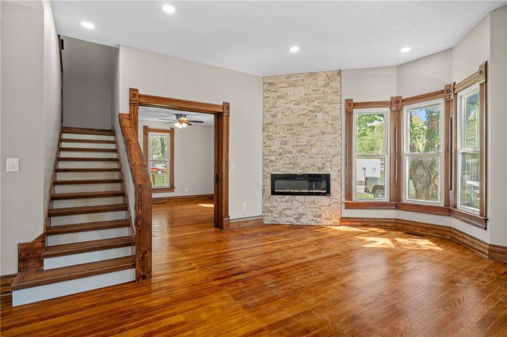 210 Winner AVE, Gower, MO 64454