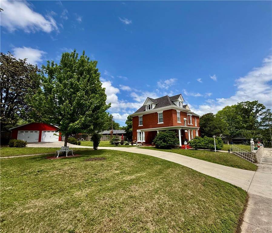 1618 State ST, Lexington, MO 64067