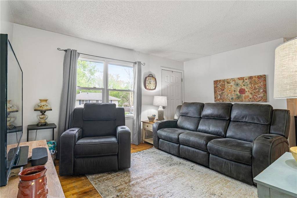 329 Lincoln DR, Gower, MO 64454