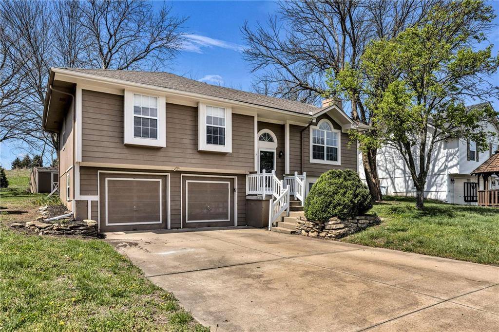 100 N Darrowby DR, Raymore, MO 64083