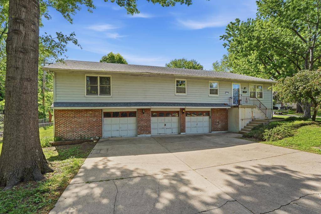 4100 S Coventry DR, Independence, MO 64055
