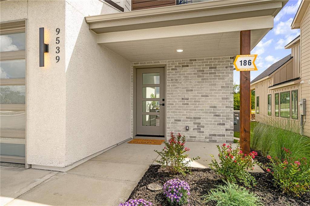 9605 Red Oak DR, Lenexa, KS 66219