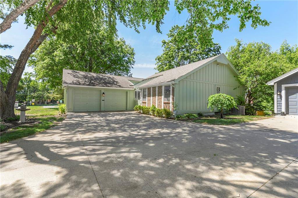 8266 Monrovia ST, Lenexa, KS 66215