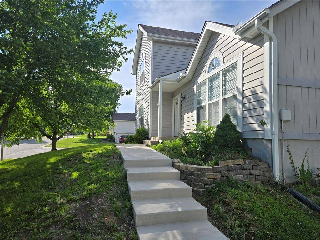 2128 SW British DR, Lee's Summit, MO 64081