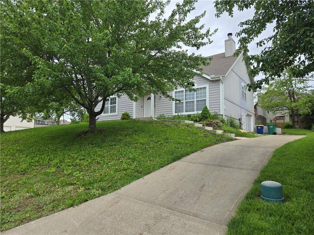 2128 SW British DR, Lee's Summit, MO 64081