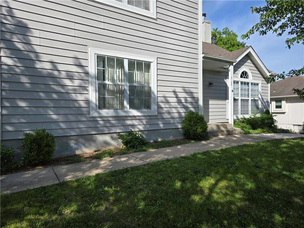 2128 SW British DR, Lee's Summit, MO 64081