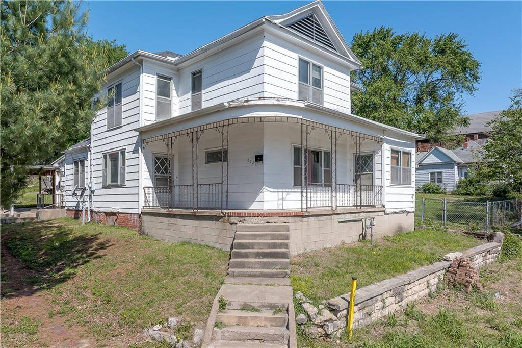 922 S 15th ST, St Joseph, MO 64503