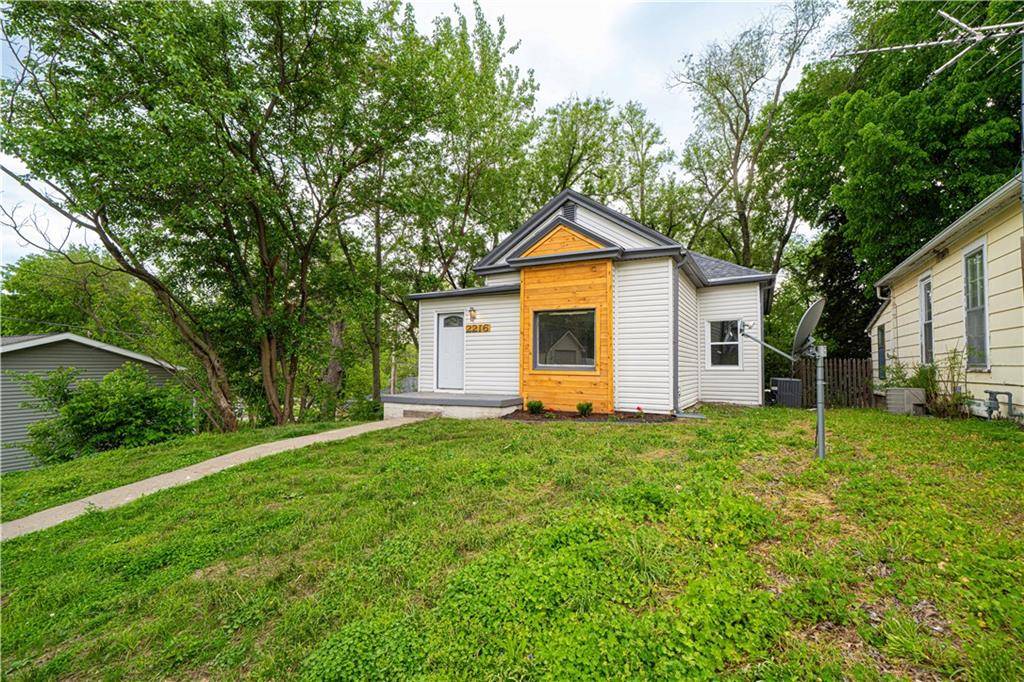 2216 Main ST, St Joseph, MO 64505