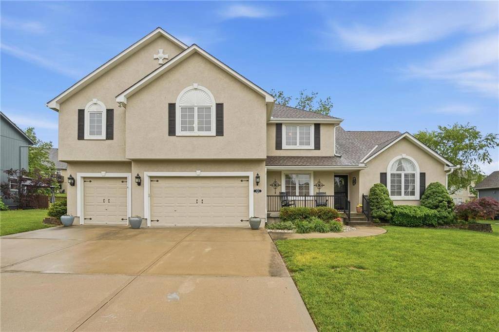 2605 SW Winterview CIR, Lee's Summit, MO 64081